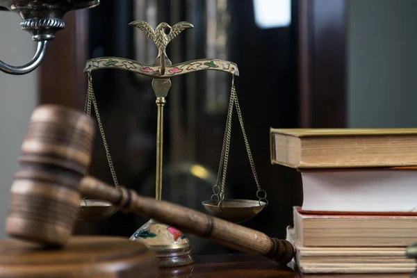 Maillet de juges avec balances de justice et livres sur table rustique en bois, lieu de typographie — Photo