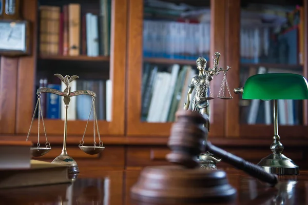Hukuk kavramı. Adalet ile hakimler çekiç ölçekler ve ahşap rustik masa, kayıtlarda yer tipografi için — Stok fotoğraf