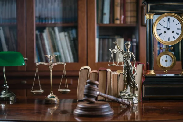 Concepto de ley. Mazo de jueces con escalas de justicia y libros sobre mesa rústica de madera, lugar para la tipografía — Foto de Stock