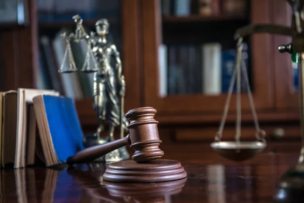 Concept de droit. Maillet de juges avec balances de justice et livres sur table rustique en bois, lieu de typographie — Photo