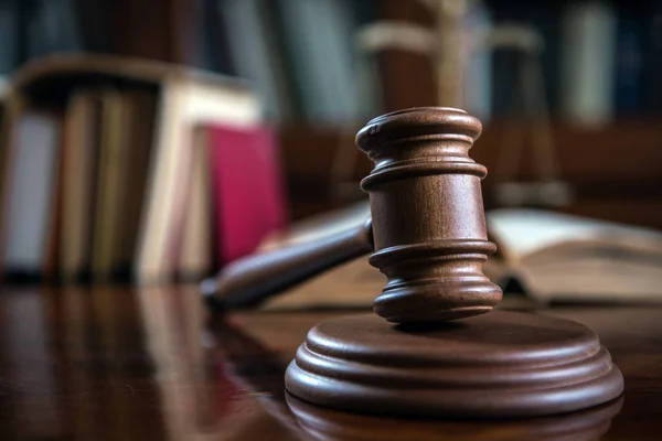 Concetto di legge. Maglio dei giudici con bilancia di giustizia e libri su tavola rustica in legno, luogo di tipografia — Foto Stock