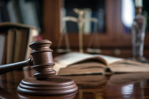Concetto di legge. Maglio dei giudici con bilancia di giustizia e libri su tavola rustica in legno, luogo di tipografia — Foto Stock