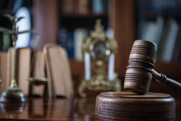 Conceito de lei. Juízes martelo com escalas de justiça e livros sobre mesa rústica de madeira, lugar para tipografia — Fotografia de Stock