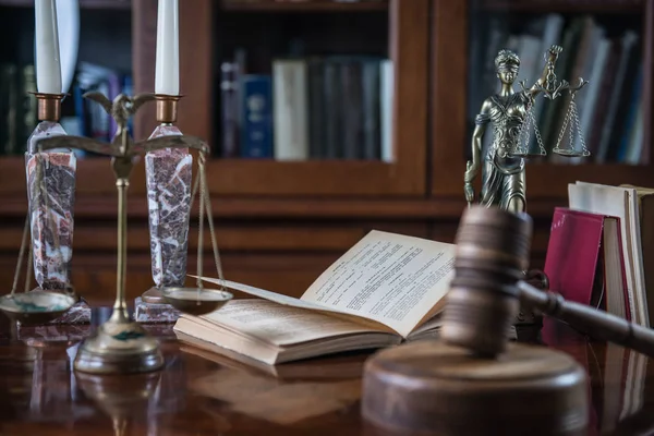 Law concept. Judges mallet with justice scales and books on wooden rustic table, place for typography — Stock Photo, Image