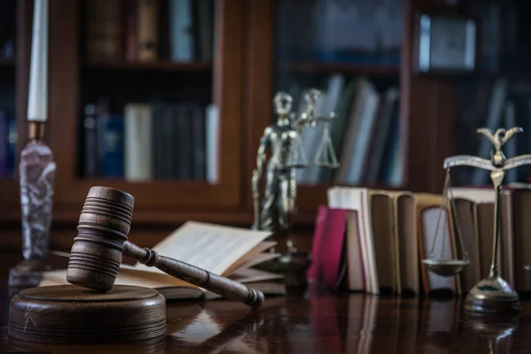 Jogi fogalom. Bírák mallet igazságügyi mérlegek és könyvek a fából készült rusztikus asztal, helyezze a tipográfia — Stock Fotó