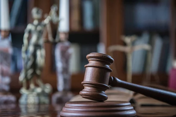 法の概念。正義の裁判官マレット スケールし、タイポグラフィのため木製の素朴なテーブルの上の本の場所 — ストック写真