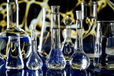 Laboratuar donanımları, bardak renkli sıvı ile dolu bir sürü