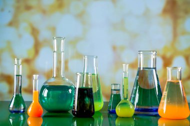 Laboratuar donanımları, bardak renkli sıvı ile dolu bir sürü