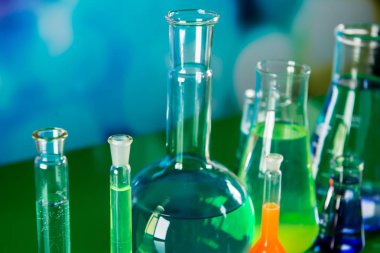 Laboratuar donanımları, bardak renkli sıvı ile dolu bir sürü