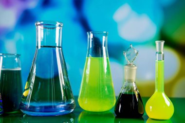 Laboratuar donanımları, bardak renkli sıvı ile dolu bir sürü