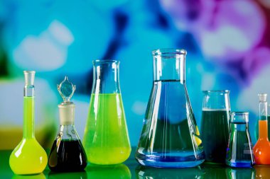 Laboratuar donanımları, bardak renkli sıvı ile dolu bir sürü