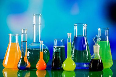 Laboratuar donanımları, bardak renkli sıvı ile dolu bir sürü