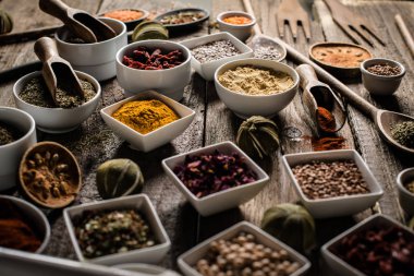 Ahşap masa üzerinde çeşitli renkli baharat. Tipografi ve logo için yer