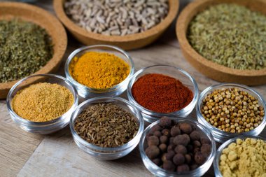 Ahşap masa üzerinde çeşitli renkli baharat. Tipografi ve logo için yer