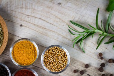 Ahşap masa üzerinde çeşitli renkli baharat. Tipografi ve logo için yer