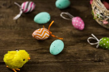 Paskalya kavramı. Paskalya yumurtaları ve Lale renkli arka plan üzerinde yer tipografi için