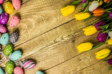 Paskalya yumurtaları ve Lale renkli arka plan üzerinde yer tipografi için