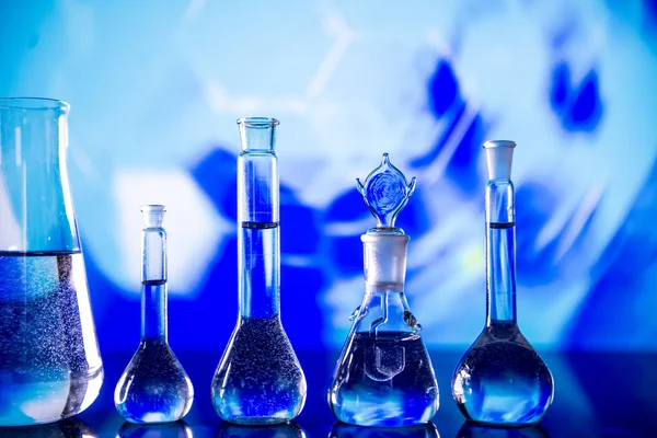 Equipamento de laboratório, lotes de vidro preenchido com líquidos coloridos — Fotografia de Stock