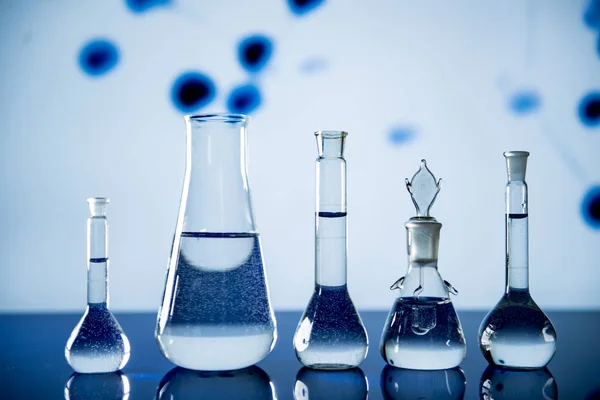 Sprzęt laboratoryjny, mnóstwo szkła wypełnione kolorowych płynów — Zdjęcie stockowe