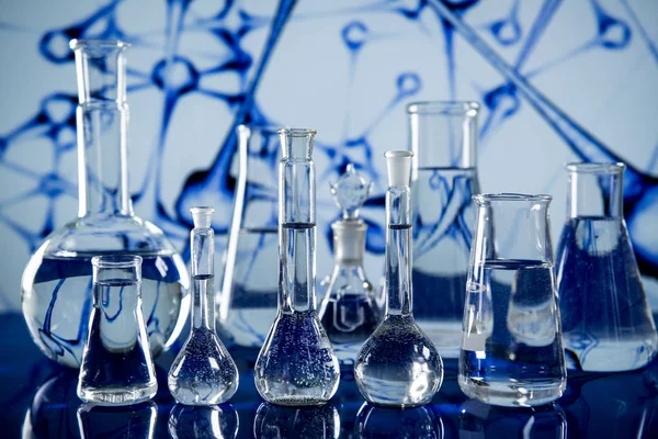 Equipamento de laboratório, lotes de vidro preenchido com líquidos coloridos — Fotografia de Stock