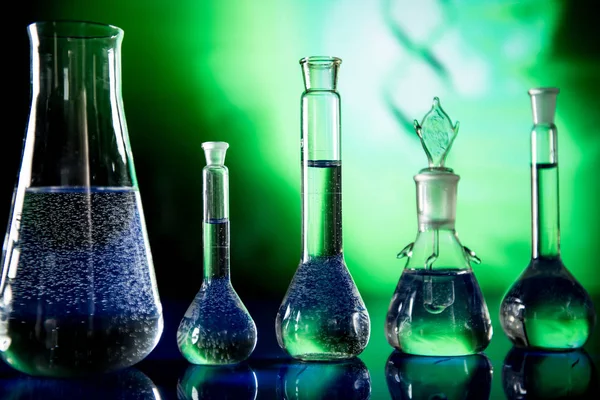 Attrezzature di laboratorio, un sacco di vetro pieno di liquidi colorati — Foto Stock