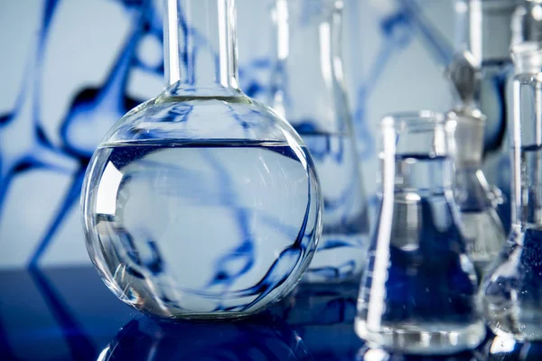 Laborgeräte, viel Glas gefüllt mit bunten Flüssigkeiten — Stockfoto