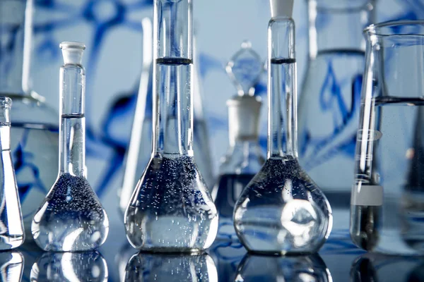 Laboratoriumapparatuur, veel glas gevuld met kleurrijke vloeistoffen — Stockfoto