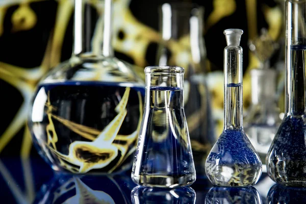 Laboratorieutrustning, massor av glas fyllda med färgglada vätskor — Stockfoto