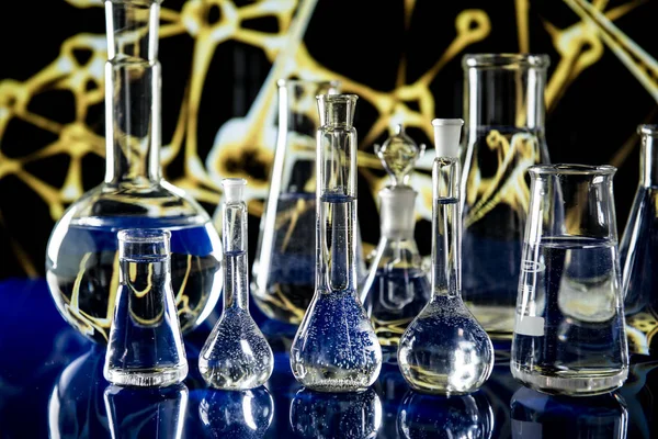 Laborgeräte, viel Glas gefüllt mit bunten Flüssigkeiten — Stockfoto