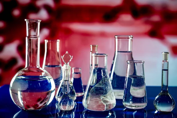 Лабораторное оборудование, много стекла, наполненного красочными жидкостями — стоковое фото