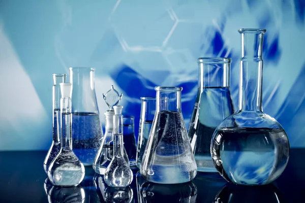 Laboratóriumi berendezések, sok-sok üveg, színes folyadékkal — Stock Fotó