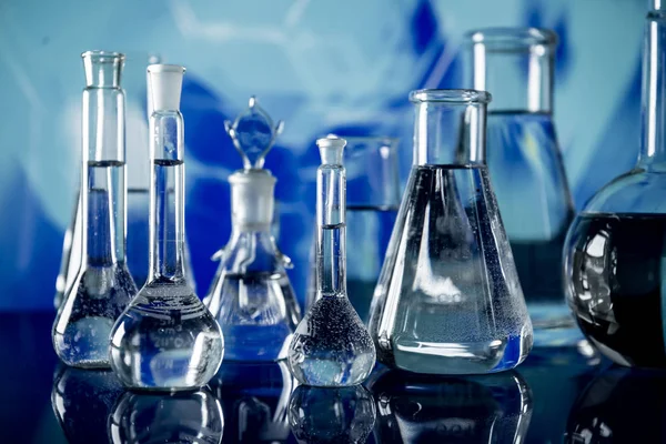 Laborgeräte, viel Glas gefüllt mit bunten Flüssigkeiten — Stockfoto