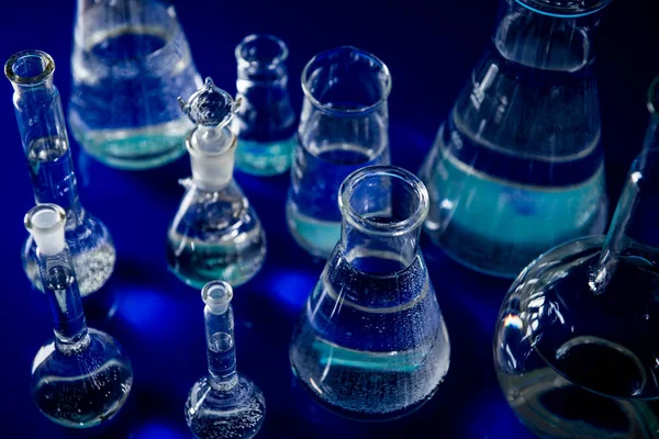 实验室设备，大量充满丰富多彩的液体的玻璃 — 图库照片