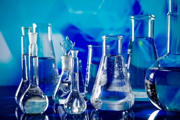 Laboratóriumi berendezések, sok-sok üveg, színes folyadékkal — Stock Fotó