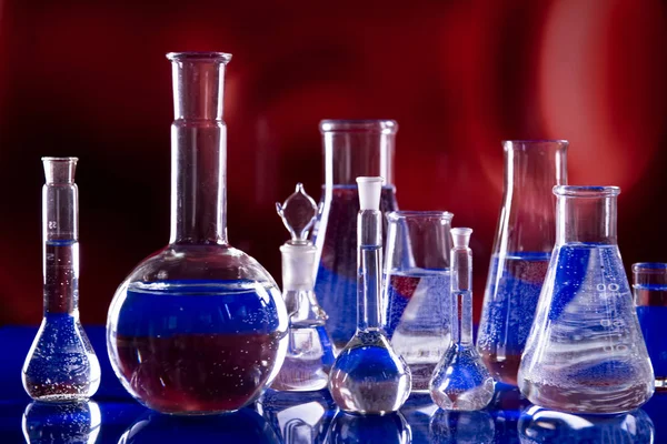 Equipement de laboratoire, beaucoup de verre rempli de liquides colorés — Photo