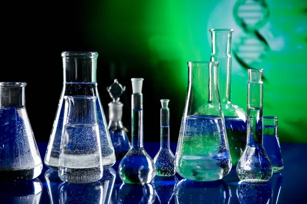Sprzęt laboratoryjny, mnóstwo szkła wypełnione kolorowych płynów — Zdjęcie stockowe