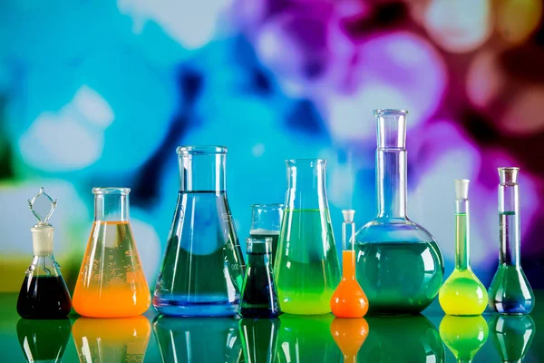Laboratorieutrustning, massor av glas fyllda med färgglada vätskor — Stockfoto
