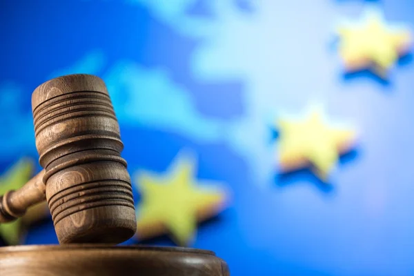 Символ закона на столе юриста флаг ЕС — стоковое фото