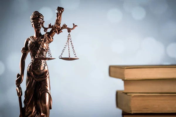 法の弁護士の机の上のシンボル — ストック写真