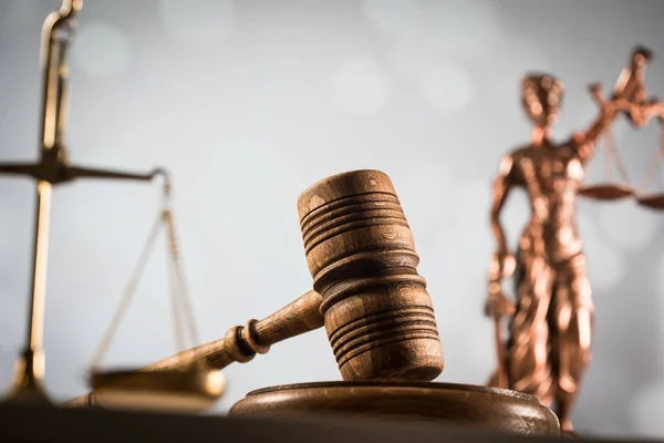 변호사의 책상에 법률의 상징 — 스톡 사진
