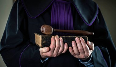 Adalet ve hukuk kavramı. Erkek yargıç mahkeme tokmak ve kitap ile çalışma