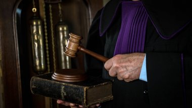 Adalet ve hukuk kavramı. Erkek yargıç mahkeme tokmak ve kitap ile çalışma