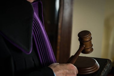 Adalet ve hukuk kavramı. Erkek yargıç mahkeme tokmak ve kitap ile çalışma