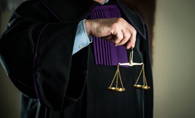 Adalet ve hukuk kavramı. Erkek yargıç mahkeme tokmak ve kitap ile çalışma