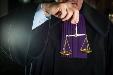 Adalet ve hukuk kavramı. Erkek yargıç mahkeme tokmak ve kitap ile çalışma