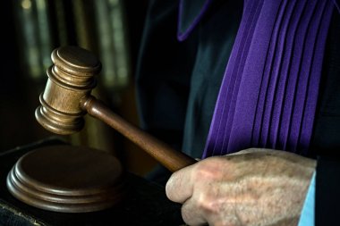 Adalet ve hukuk kavramı. Erkek yargıç mahkeme tokmak ve kitap ile çalışma