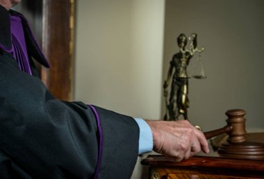 Adalet ve hukuk kavramı. Erkek yargıç mahkeme tokmak ve kitap ile çalışma