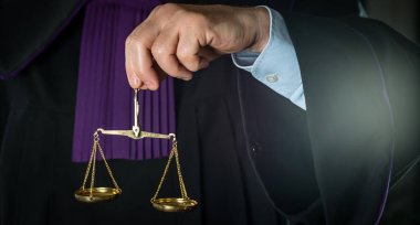 Adalet ve hukuk kavramı. Erkek yargıç mahkeme tokmak ve kitap ile çalışma