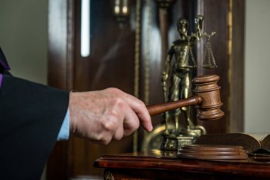 Adalet ve hukuk kavramı. Erkek yargıç mahkeme tokmak ve kitap ile çalışma