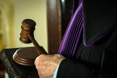 Adalet ve hukuk kavramı. Erkek yargıç mahkeme tokmak ve kitap ile çalışma